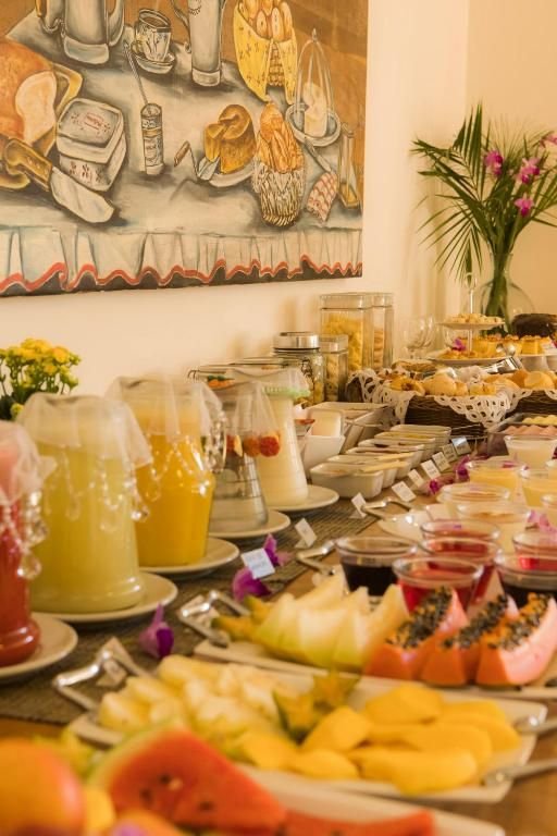 Sucos, frutas e quitutes no buffet do café